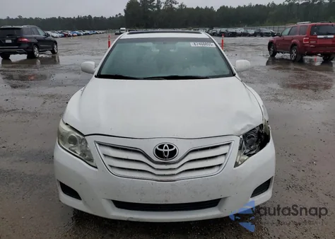 2011 Toyota Camry Base z USA, uszkodzony, nr VIN 4T1BF3EK3BU628869